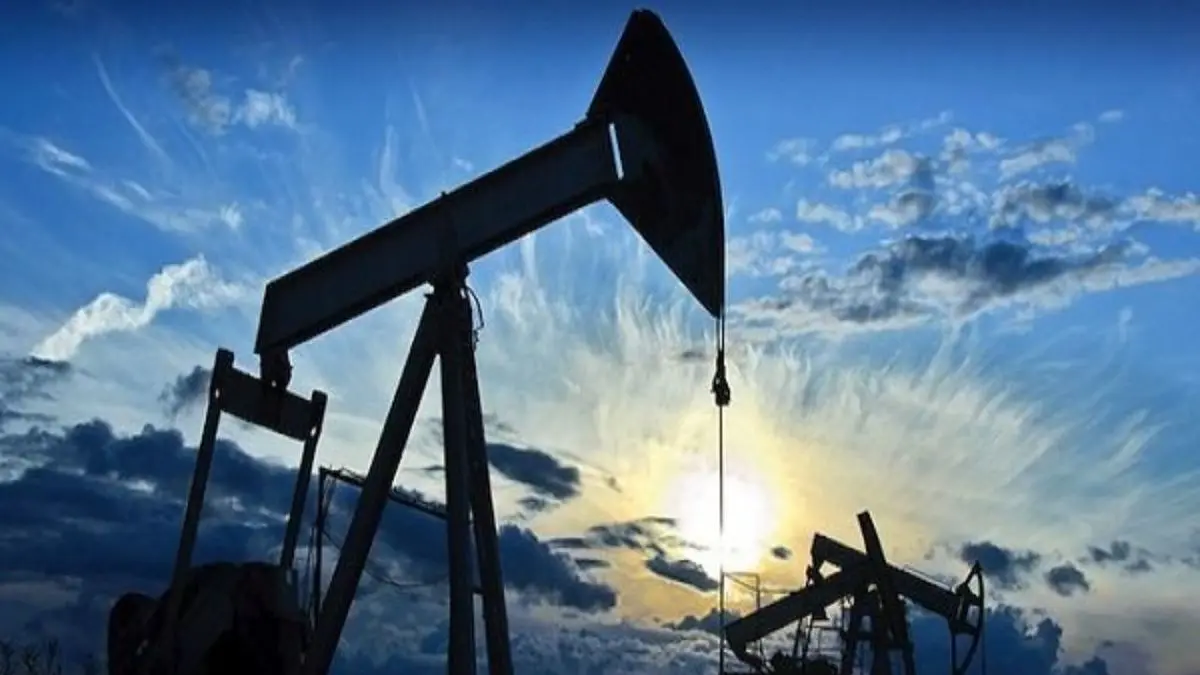 عرضه نفت به بازارهای جهان 15 میلیون بشکه کاهش یافت