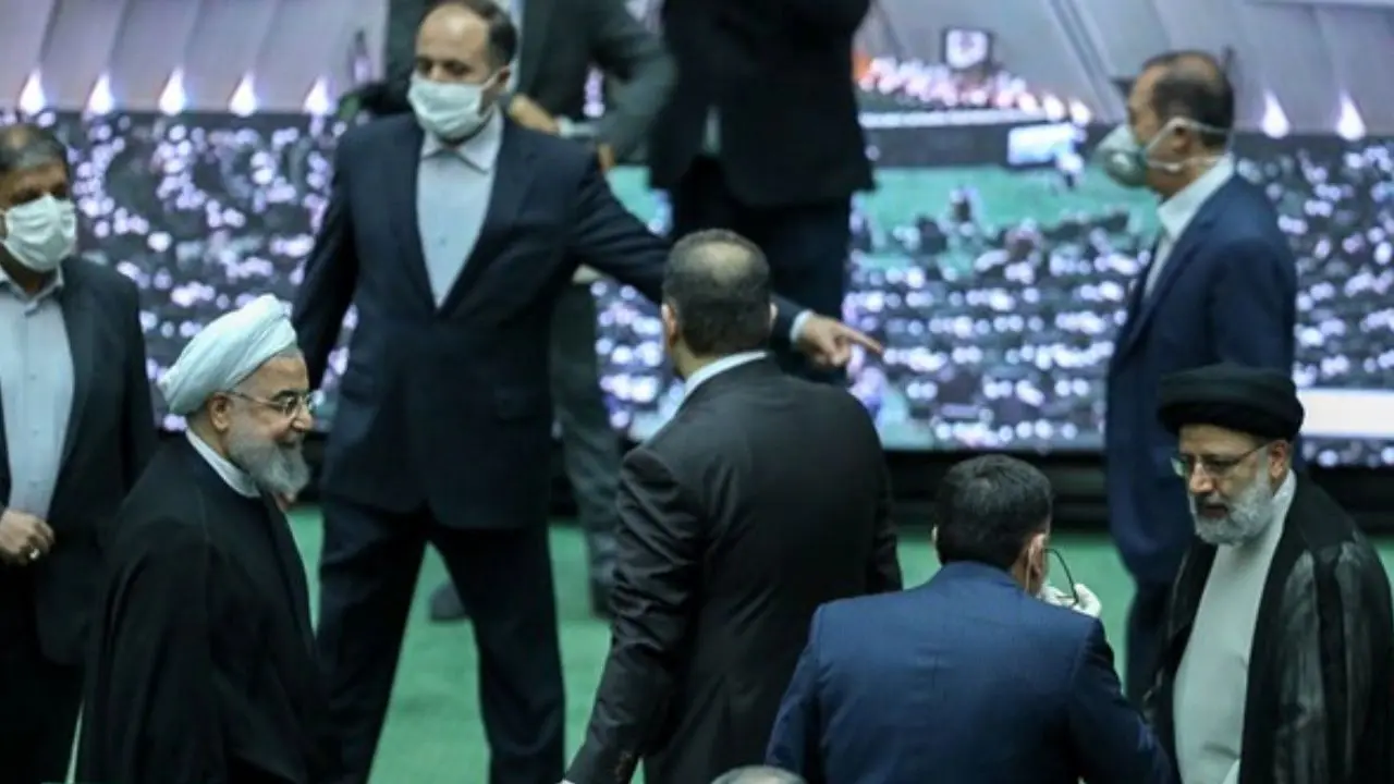 خروج میهمانان مراسم افتتاحیه مجلس از صحن/ روحانی پیش از سوگند منتخبان صحن را ترک کرد