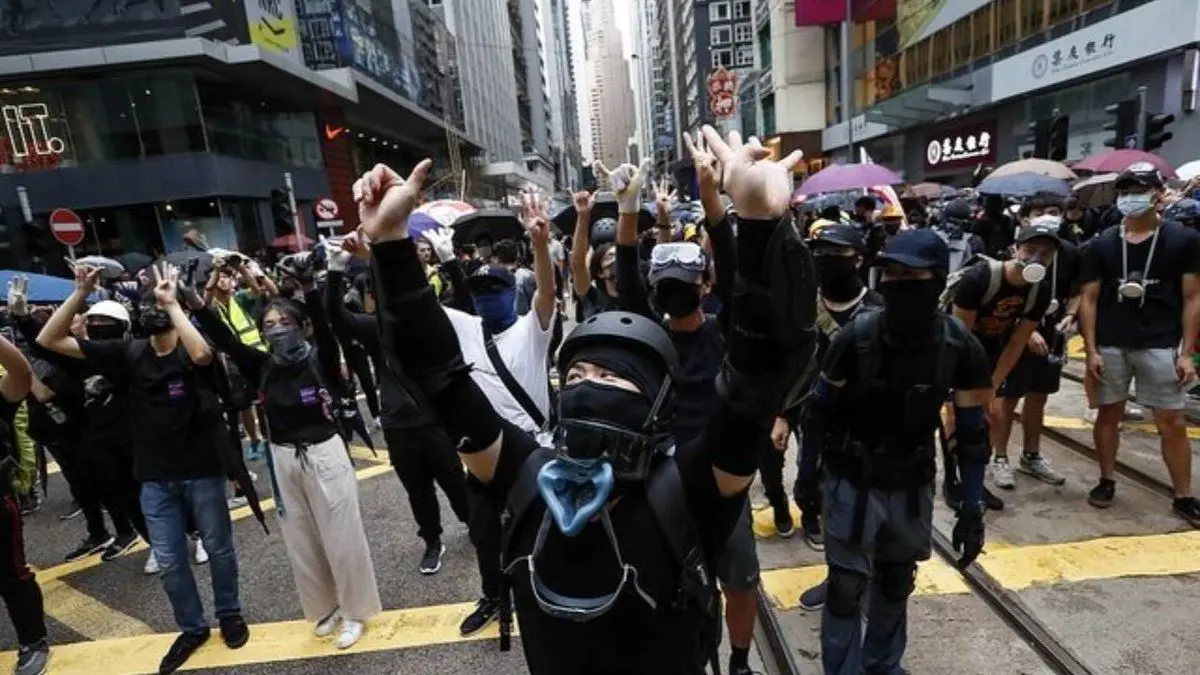اعتراضات هنگ کنگ/ پلیس به سمت معترضان گلوله فلفل شلیک کرد