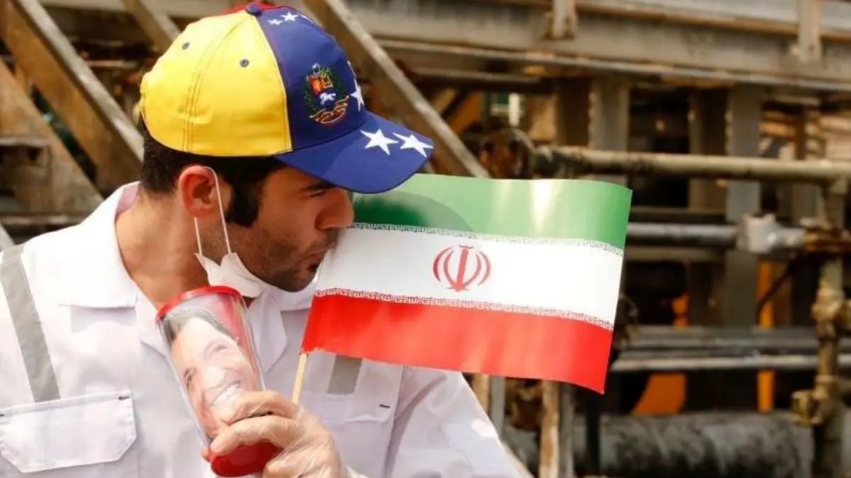 بوسه غرورآفرین بر پرچم ایران در خاک ونزوئلا+عکس