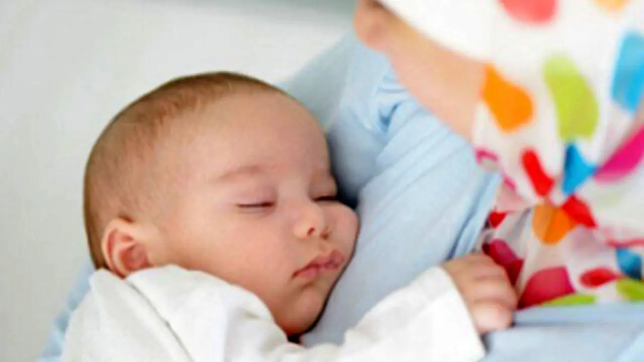 تغذیه نوزادان با شیر مادر را در دوران کرونا قطع نکنید