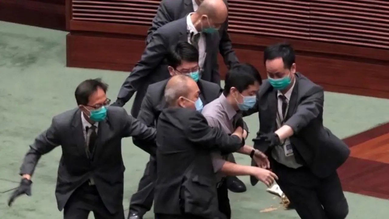 حمله به مجلس هنگ‌کنگ با تفاله قهوه+ویدئو