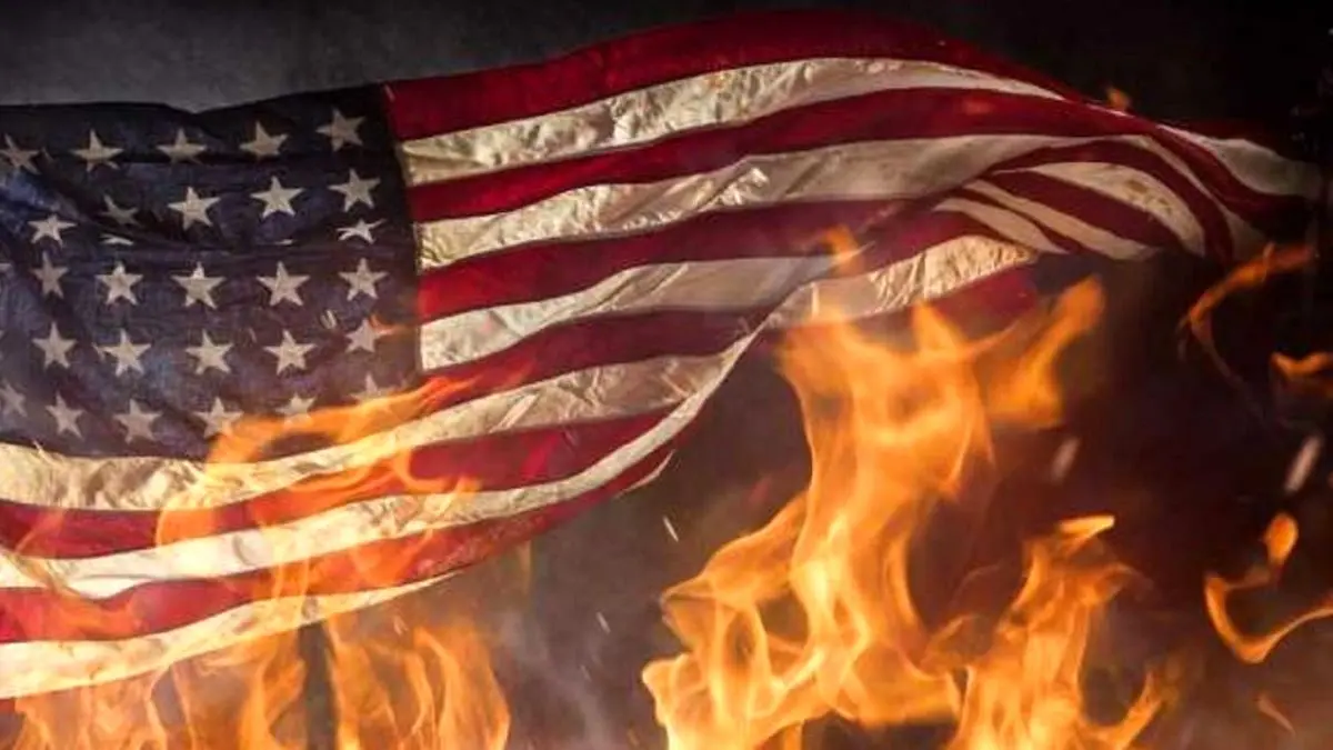 آتش زدن پرچم آمریکا این‌بار در خاک آمریکا+ویدئو