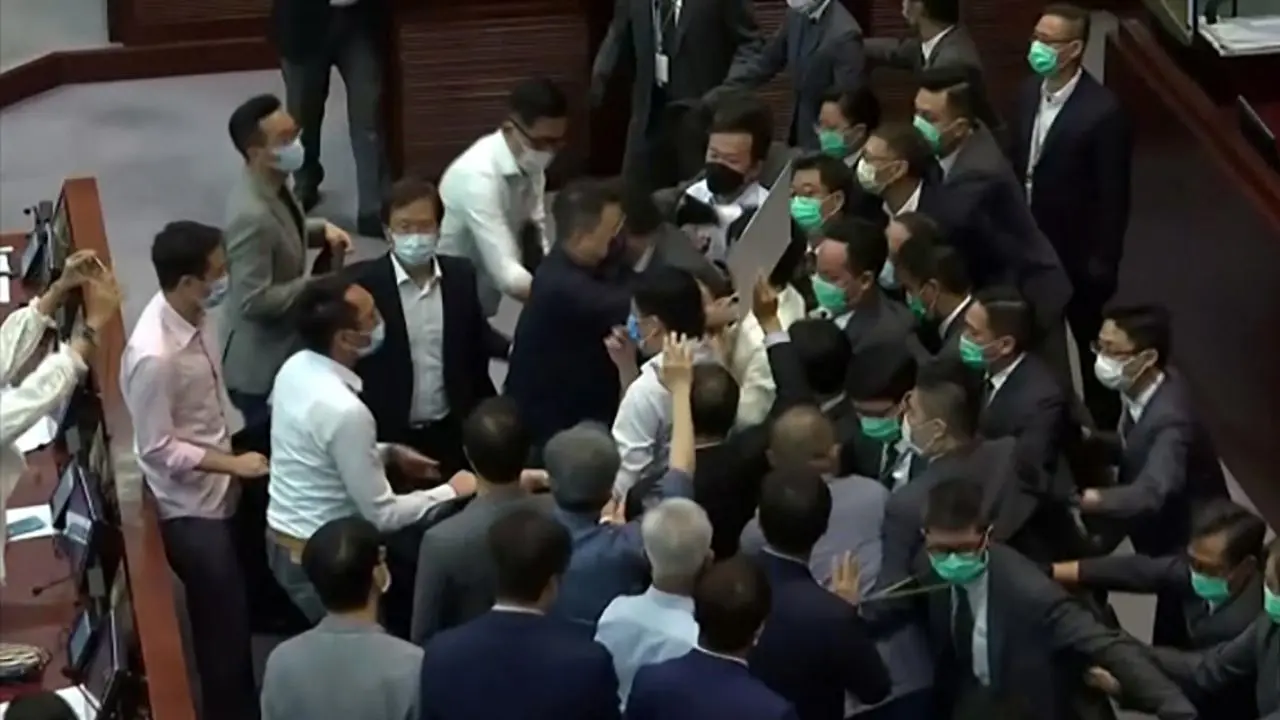 کتک‌کاری نمایندگان مجلس هنگ‌کنگ در صحن علنی + ویدئو