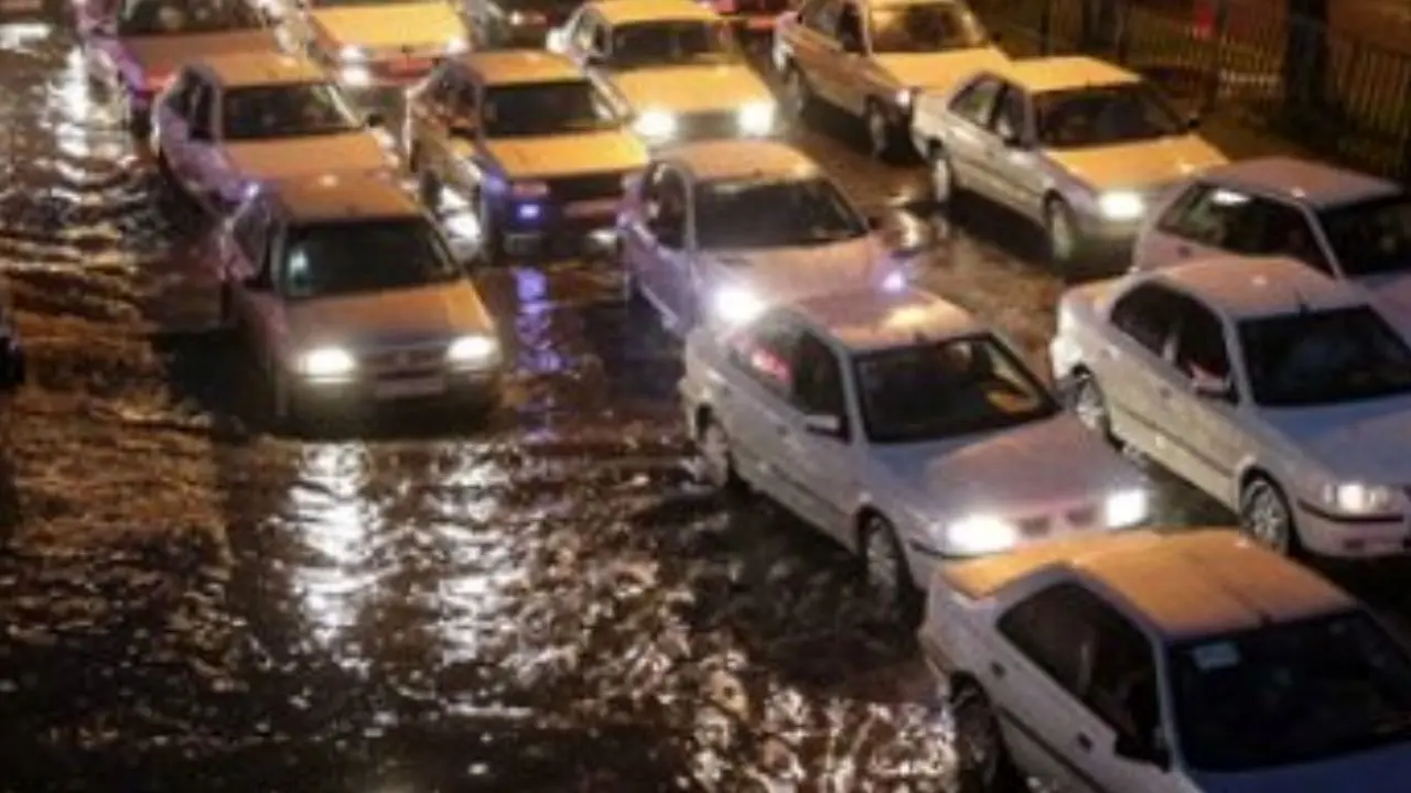 آب‌گرفتگی در 9نقطه از معابر پایتخت در پی بارندگی شدید