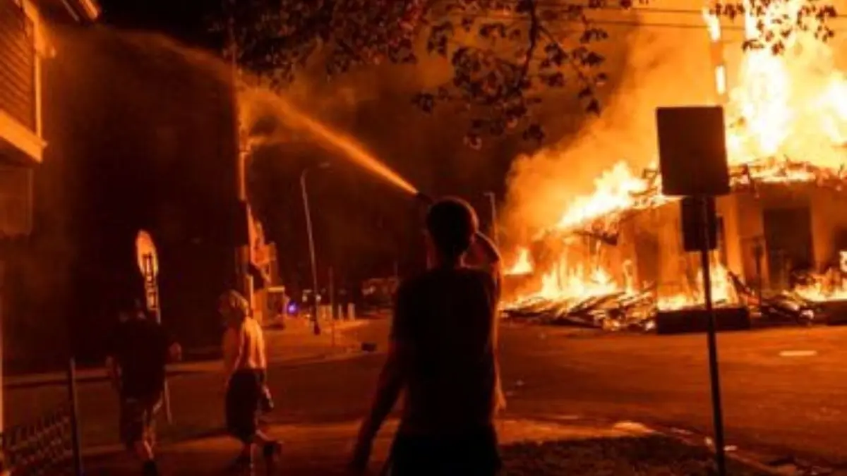خشم و آتش در مینیاپولیس/ اعلام مقررات منع رفت و آمد