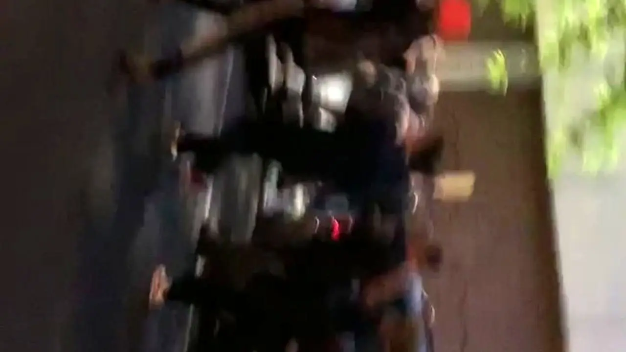 افسر پلیس یک معترض را به سمت جدول پرت می‌کند+ویدئو