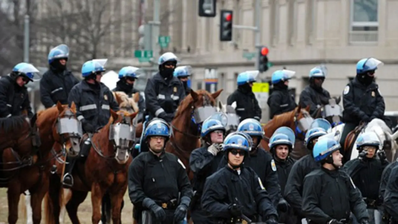 پلیس آمریکا یک معترض را با اسب زیر گرفت+ویدئو دلخراش