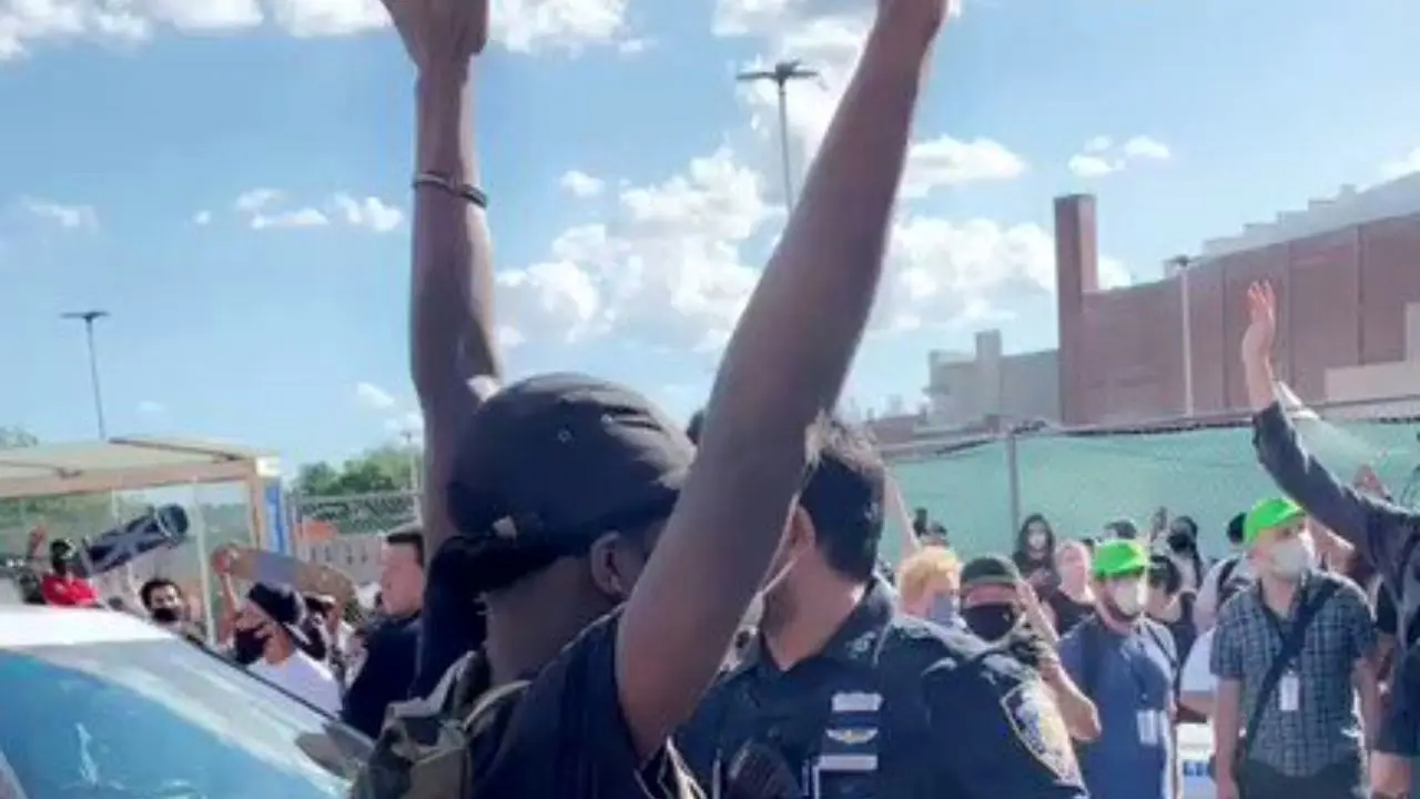 پلیس آمریکایی ماسک معترض را پایین کشید و به صورتش فلفل زد+ویدئو