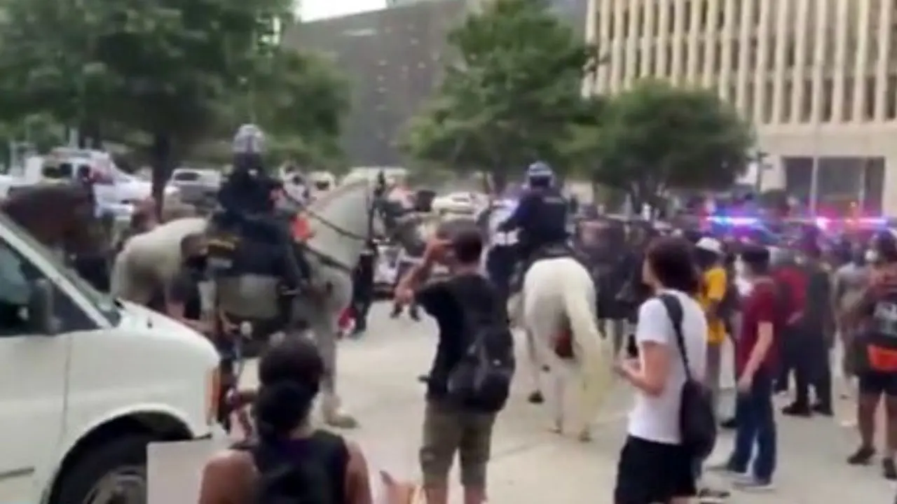 لگدمال کردن اسب معترضین به قتل جرج فلوید توسط پلیس هوستون + ویدئو