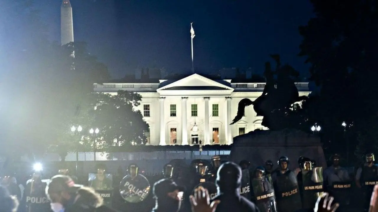 ورودی کاخ سفید به آتش کشیده شد+عکس