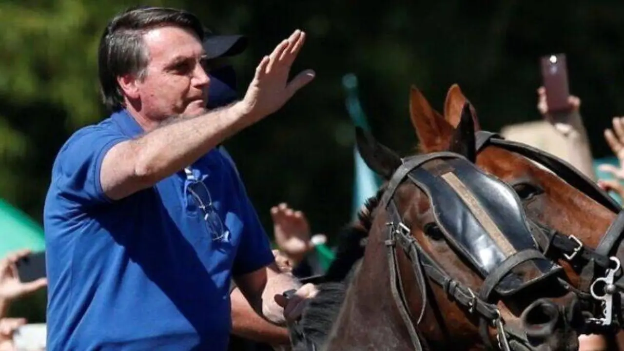 رئیس‌جمهور برزیل سوار بر اسب در جمع معترضان + ویدئو