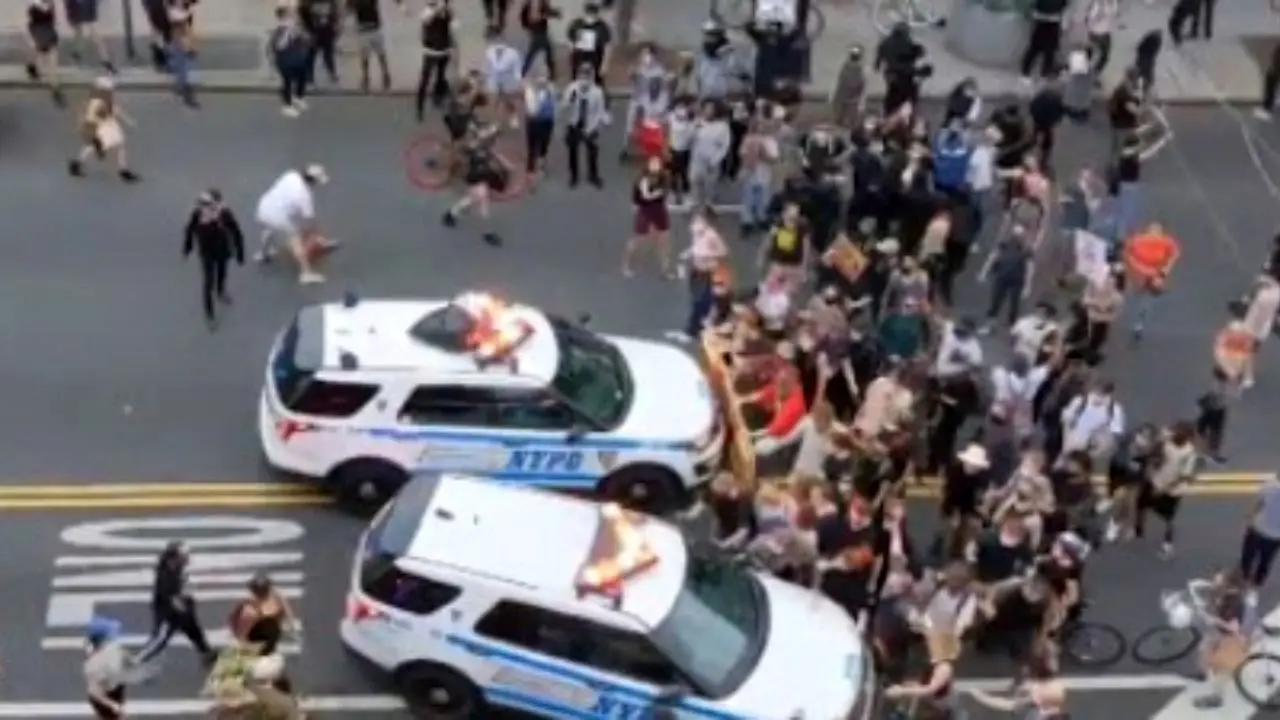 سانسور زیر گرفتن معترضین توسط ماشین پلیس در تلویزیون آمریکا+ویدئو