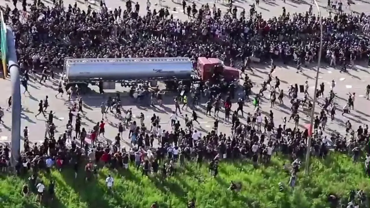 حمله یک کامیون به معترضان در آمریکا+ویدئو دلخراش