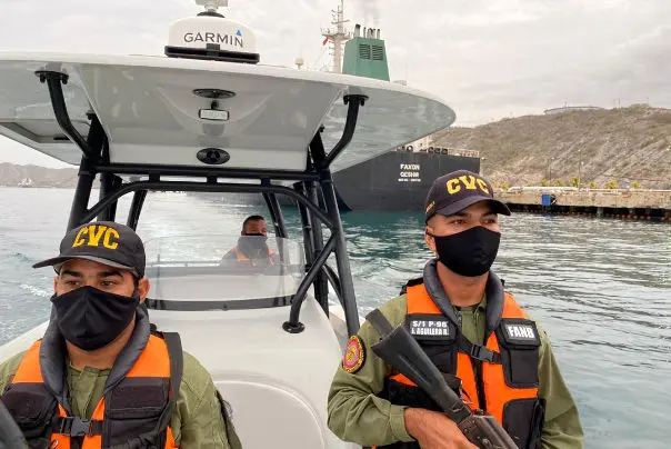 تصاویر کمتر دیده شده از حفاظت نیروهای دریایی و غواص ونزوئلا از نفتکش‌های ایرانی+عکس