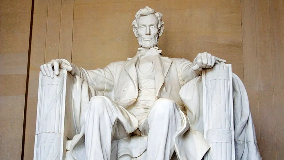 یادبود لینکلن در محاصره مردم و نیروهای نظامی آمریکا+عکس و ویدئو