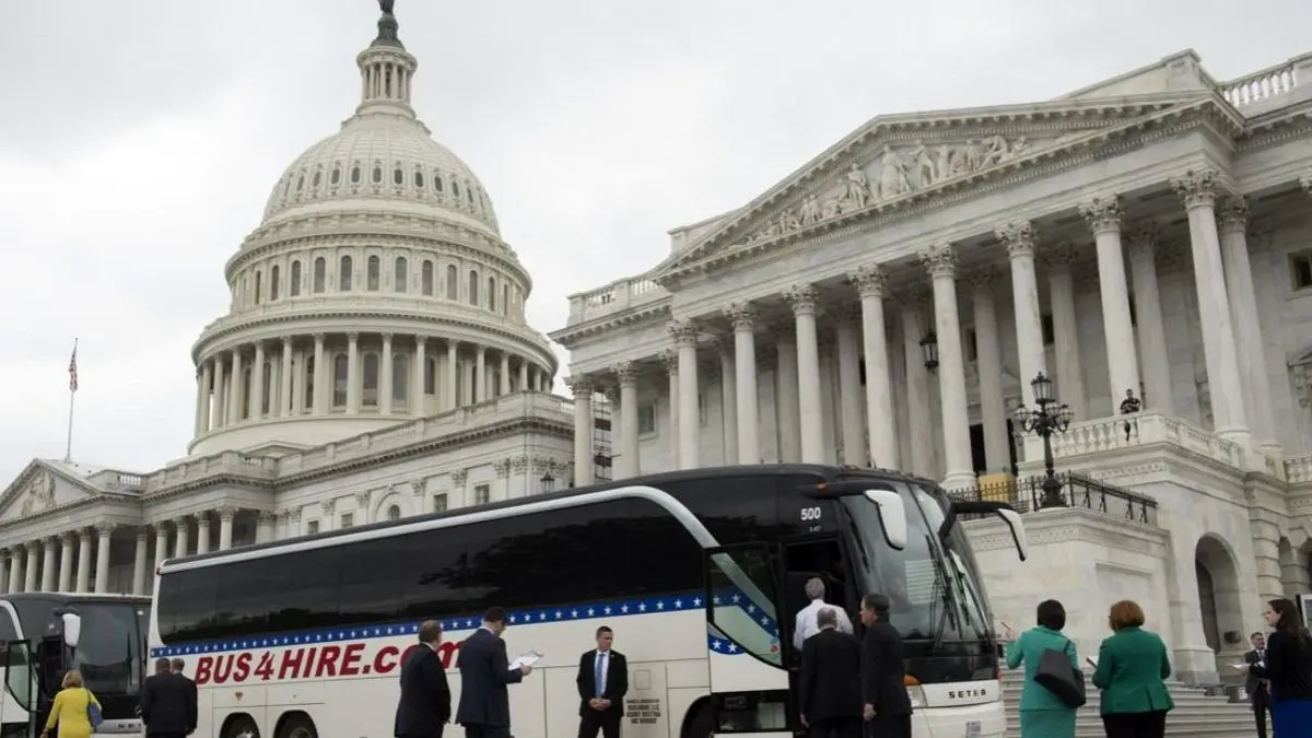 اتوبوس‌های سفید نزدیک کاخ سفید برای چیست؟+ویدئو