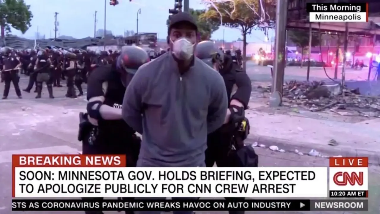 مجموعه تصاویری از بهشت آمریکا / پلیس‌ها اینگونه از معترضان پذیرایی می‌کنند
