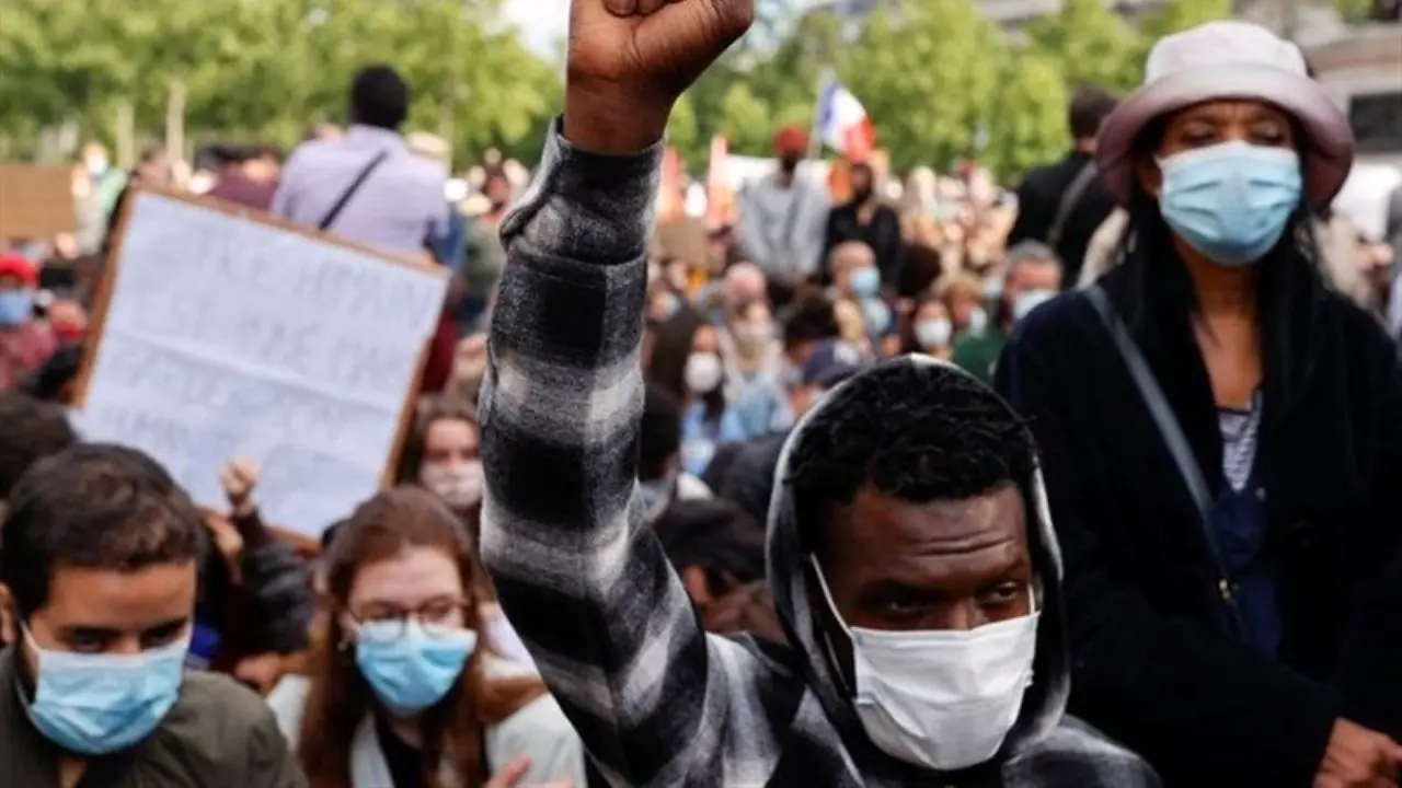 معترضان در پاریس به یاد جورج فلوید زانو زدند