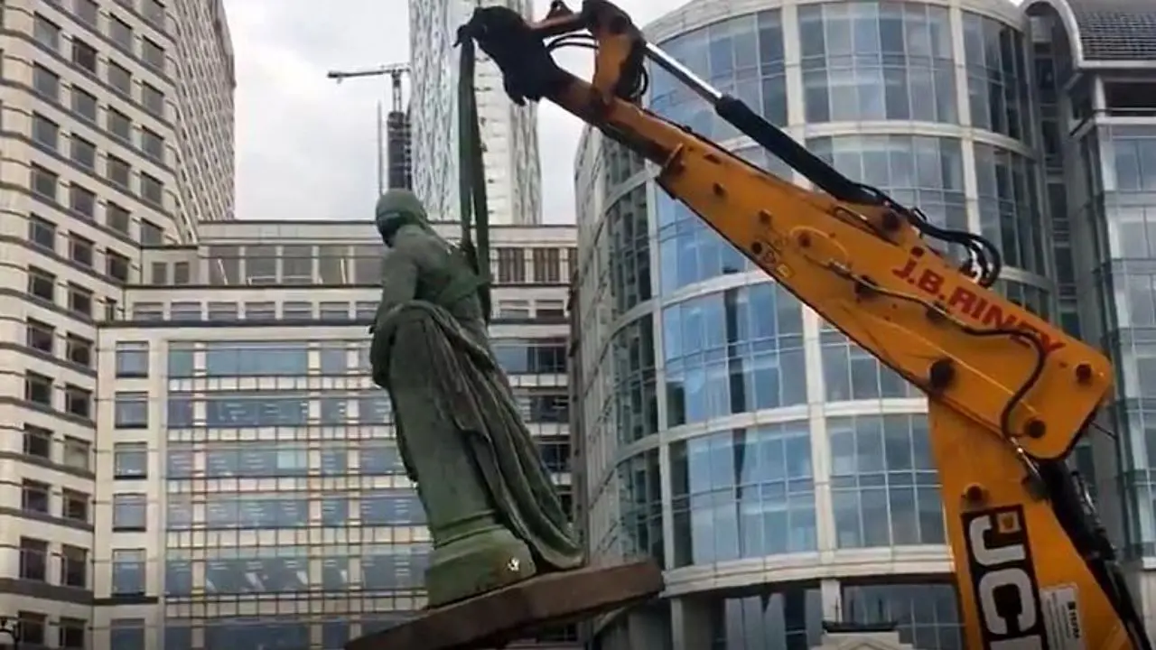 یک مجسمه نژادپرستی دیگر در لندن پایین آورده شد+ویدئو