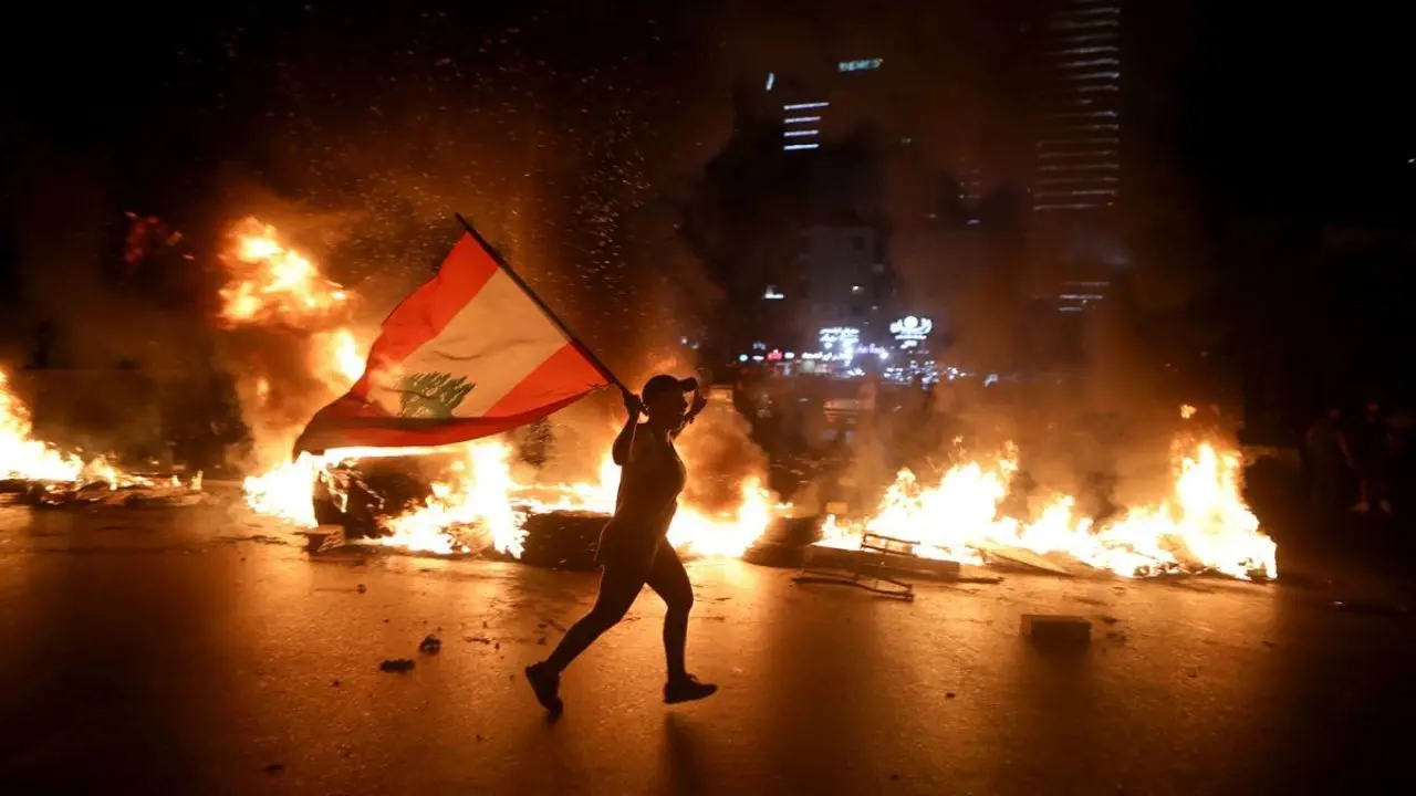 بانک مرکزی لبنان به آتش کشیده شد+ویدئو