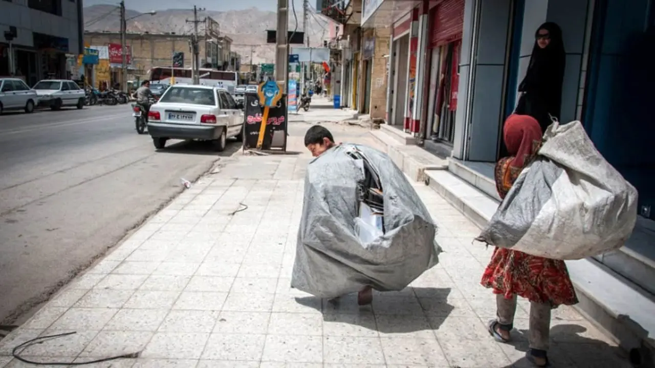 پیمانکاران به طور غیررسمی از کودکان کار استفاده می‌کنند/  اکثر زباله‌گردها، کودکان افغانستانی‌اند