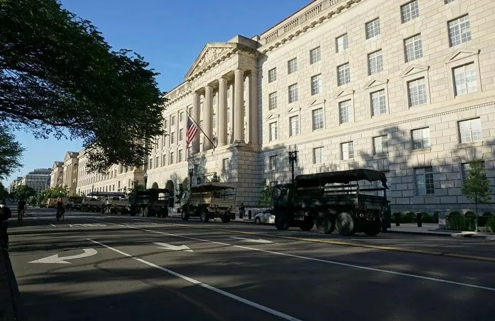 خیابان‌های واشنگتن در تسخیر ارتش و ماشین‌های هاموی+عکس