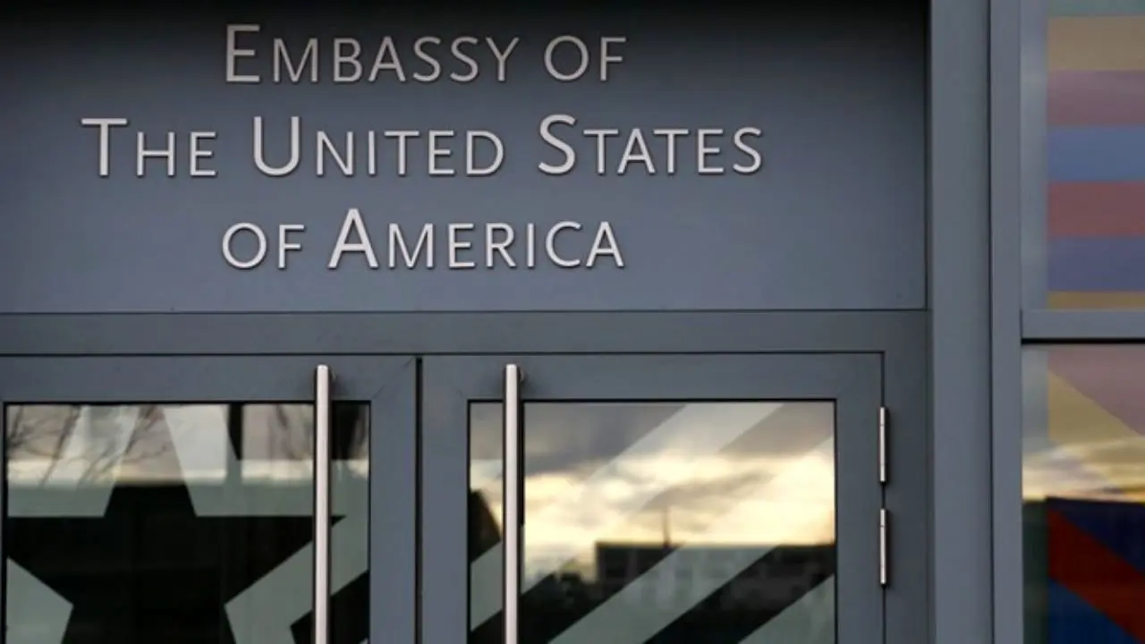 معترضان به نژادپرستی به سفارت آمریکا در مکزیکوسیتی حمله کردند