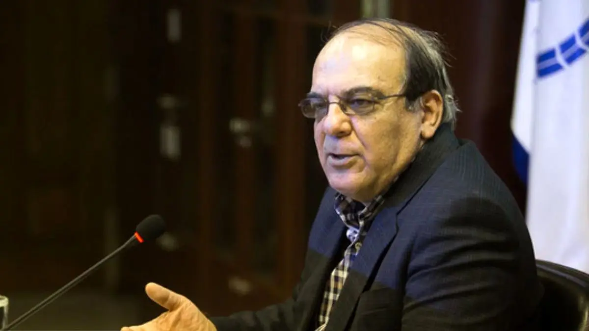 عباس عبدی: قاضی منصوری فهمید اشتباه کرده اما طبری طلبکارانه از خود دفاع می‌کند