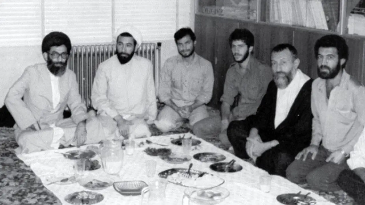 تصویر دیده نشده از حضور رهبر انقلاب در منزل شهید آیت‌الله بهشتی+ عکس