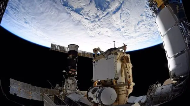 فضانورد ایستگاه فضایی بین‌المللی آینه‌اش را گم کرد+ ویدئو