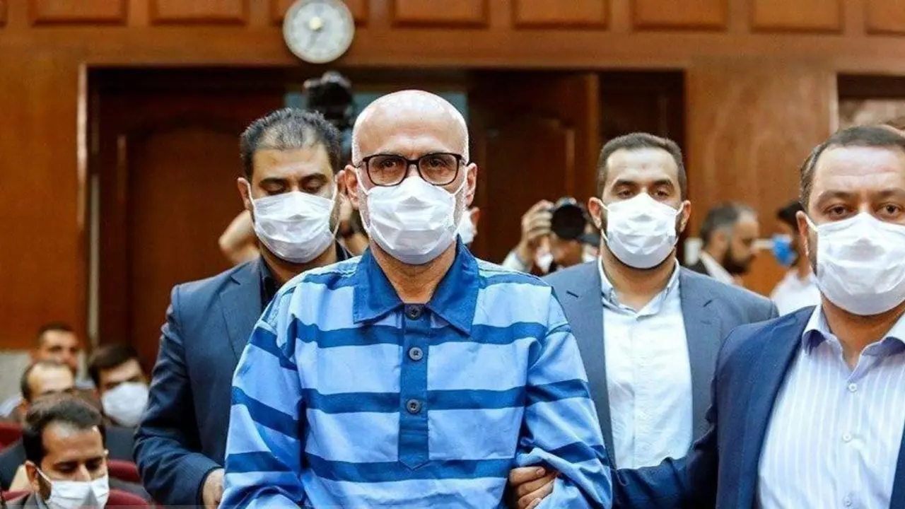 تصویری از حجم پرونده «اکبر طبری» در دادگاه امروز + عکس