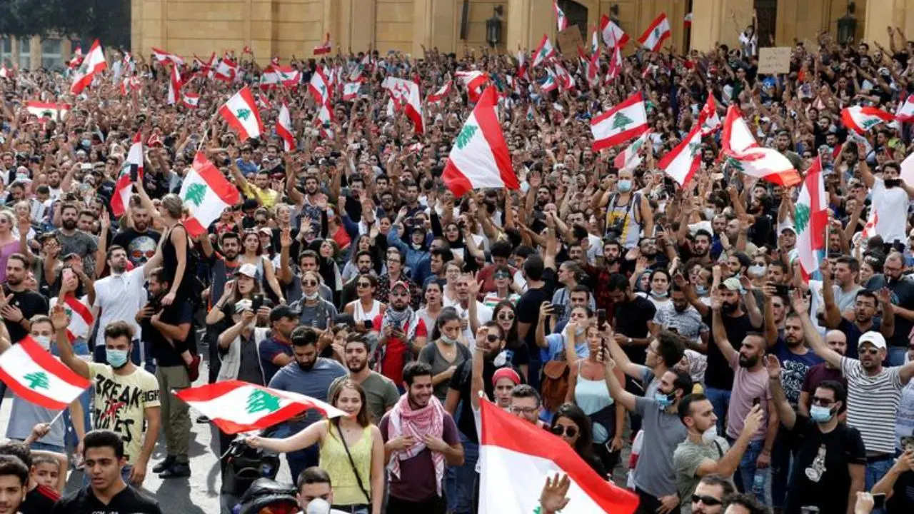 معترضان لبنانی اتوبان ها و خیابان های اصلی را بستند