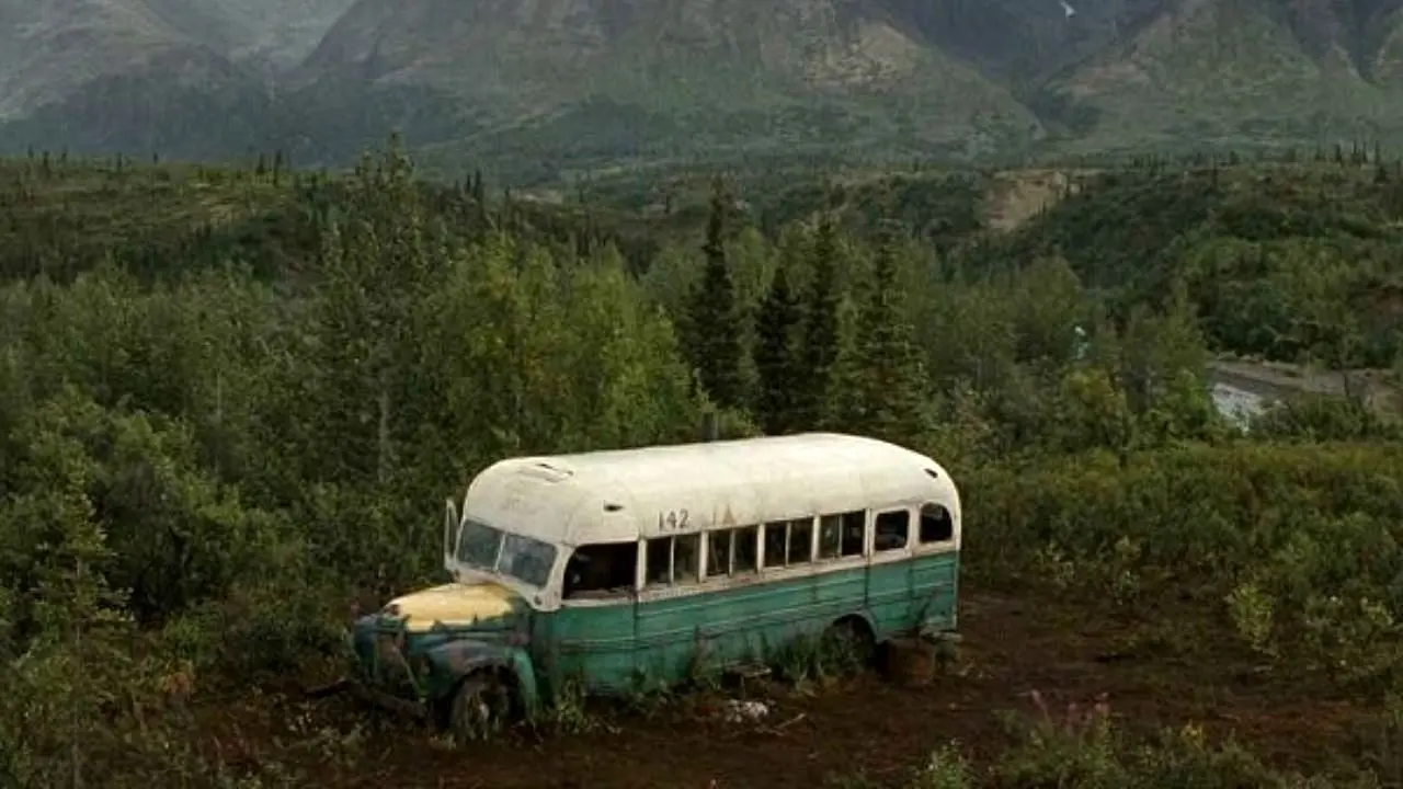 اتوبوس مشهور فیلم شان پن از آلاسکا خارج شد+ ویدئو