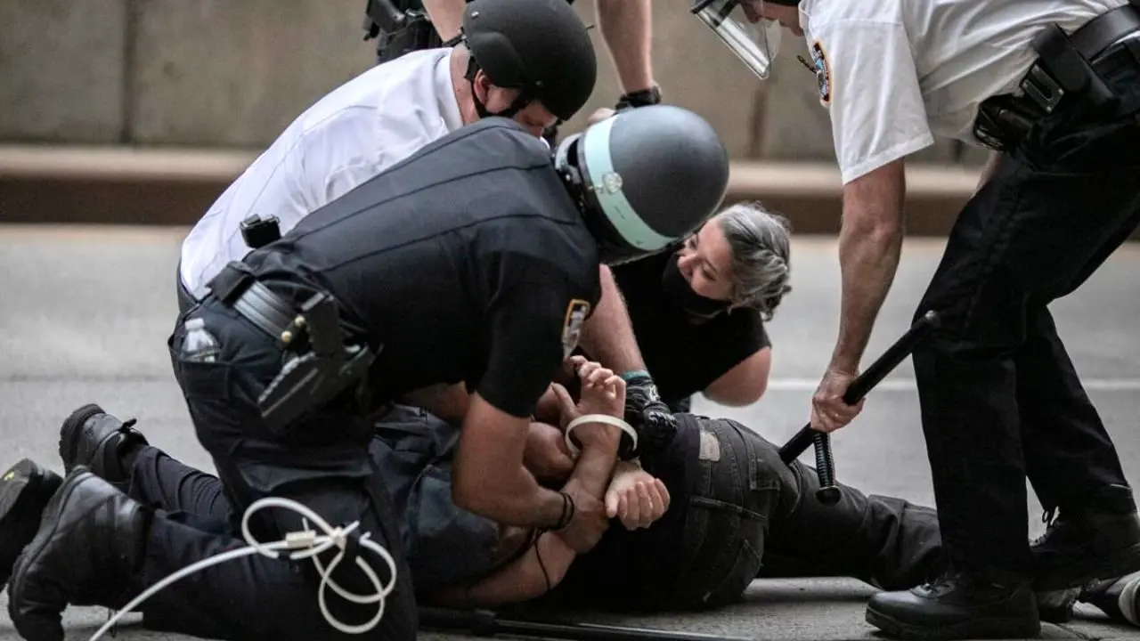 خشونت زنان پلیس آمریکایی برای بازداشت یک معترض+ ویدئو