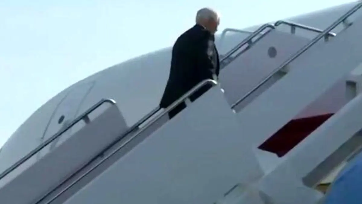 لیز خوردن «مایک پنس» معاون ترامپ، روی پله‌های هواپیما + ویدئو
