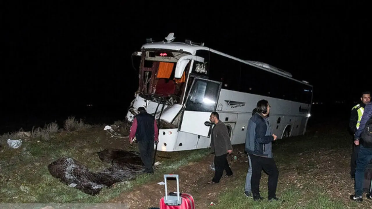 23 مصدوم و 2 کشته در تصادف اتوبوس در بزرگراه کرج-قزوین