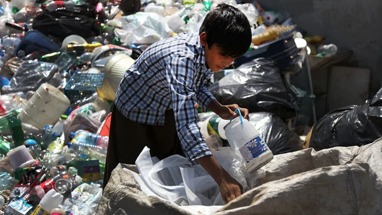 برخی اتباع برای زباله‌گردی به صورت خانوادگی وارد ایران می‌شوند