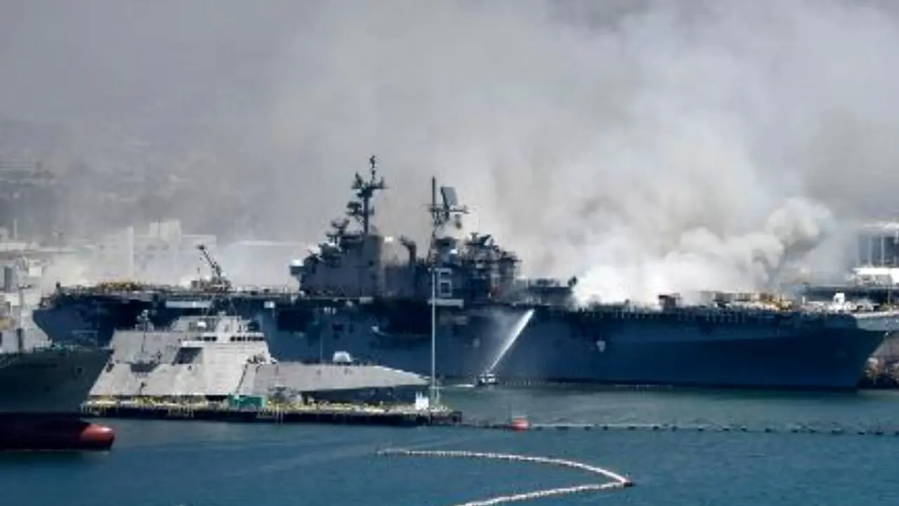 آتش‌سوزی در کشتی جنگی آمریکا تا چند روز ادامه دارد