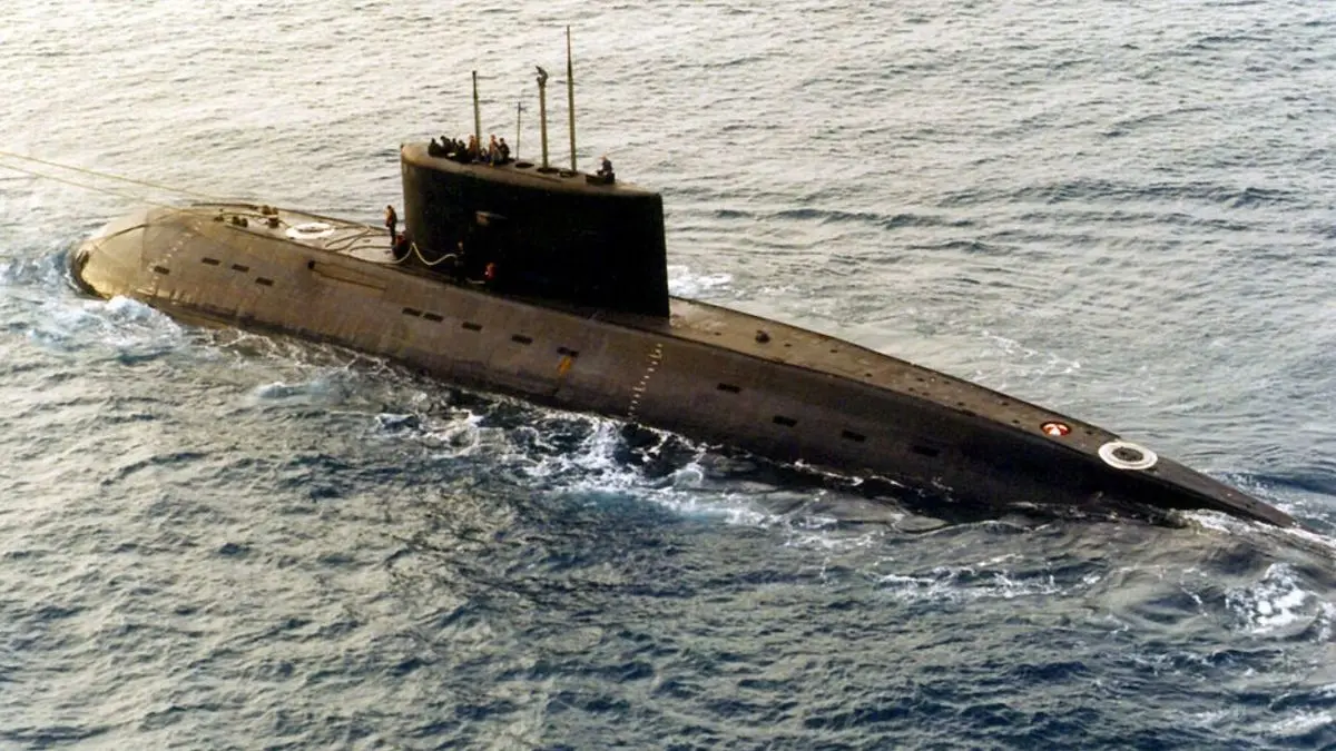 جابجایی زیردریایی کلاس kilo نیروی دریایی ارتش ایران در بندرعباس + ویدئو
