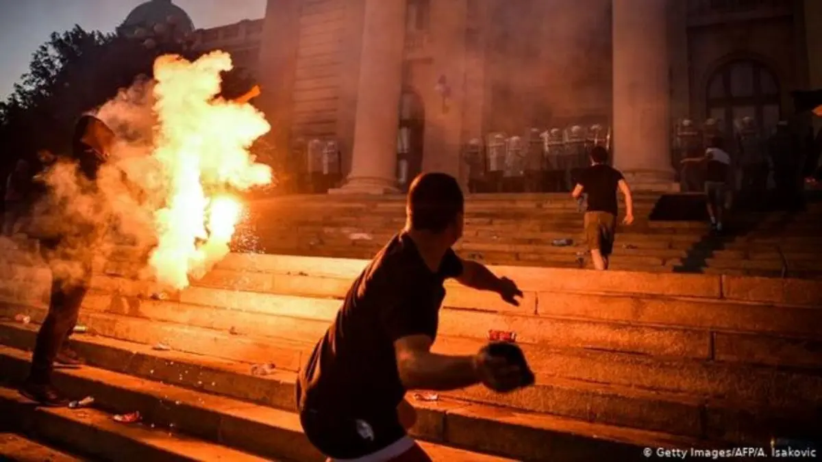 اعتراضات صربستان به خشونت کشیده شد