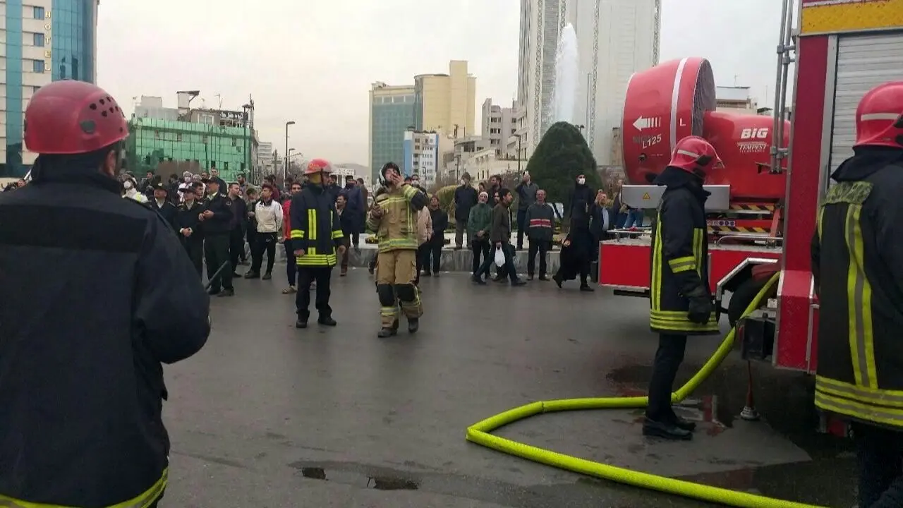آتش‌سوزی در خیابان انقلاب نرسیده به میدان فردوسی+ ویدئو