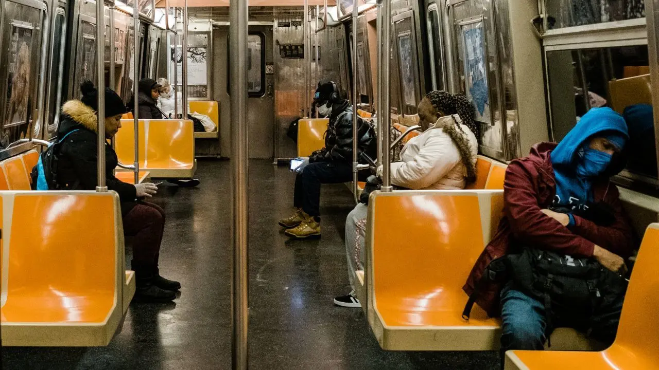 حمله با سلاح سرد به مردم در مترو نیویورک آمریکا+ ویدئو