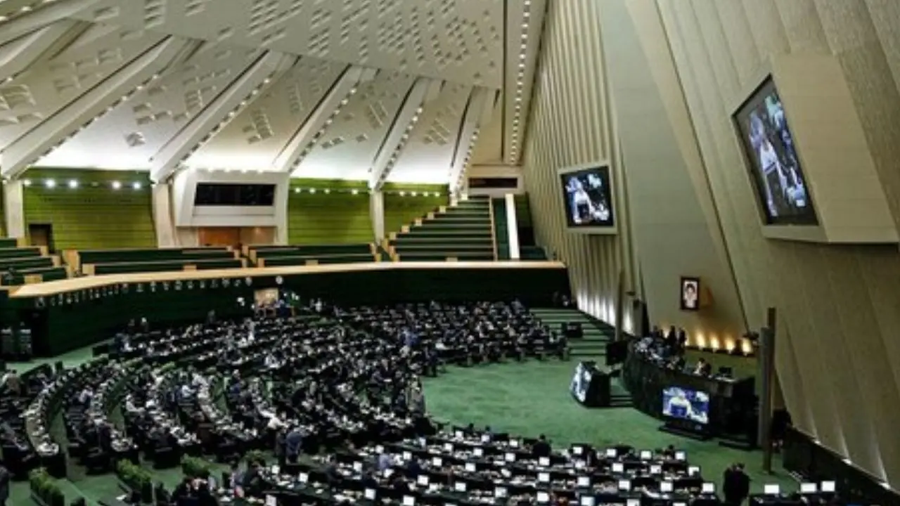 دفاع کیهان از مجلس در مقابل رسانه‌های اصلاح‌طلب: ایراد بنی‌اسرائیلی می‌گیرند