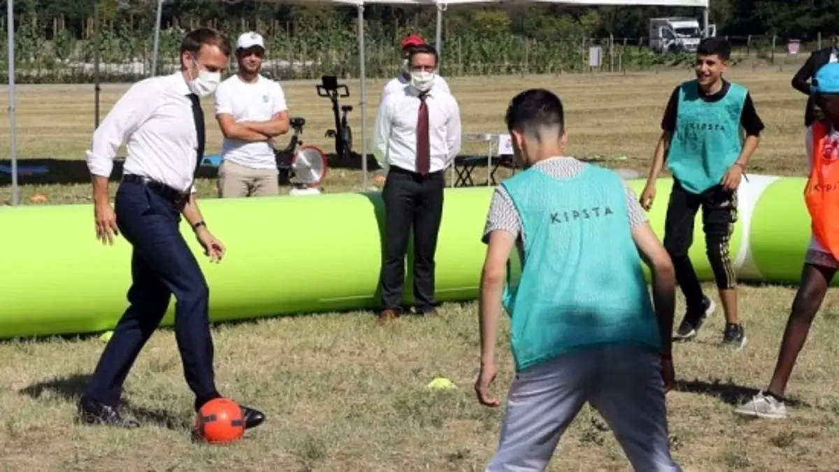 دور دنیا| فوتبال بازی کردن رئیس‌جمهور فرانسه با ماسک و رعایت فاصله اجتماعی+ ویدئو