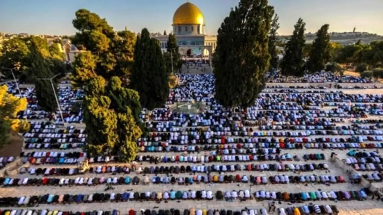 علی‌رغم اقدامات صهیونیست‌ها؛ دهها هزار نفر نماز عید را در مسجدالاقصی برگزار کردند