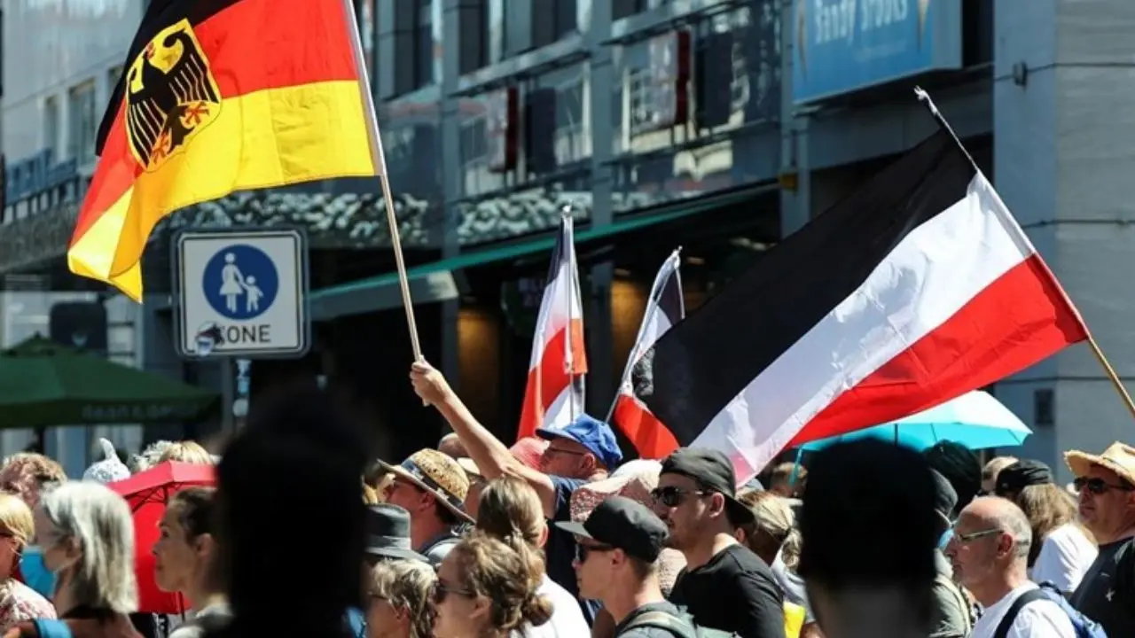تصویری عجیب از تظاهرات آلمانی‌ها علیه محدودیت‌های کرونایی + عکس