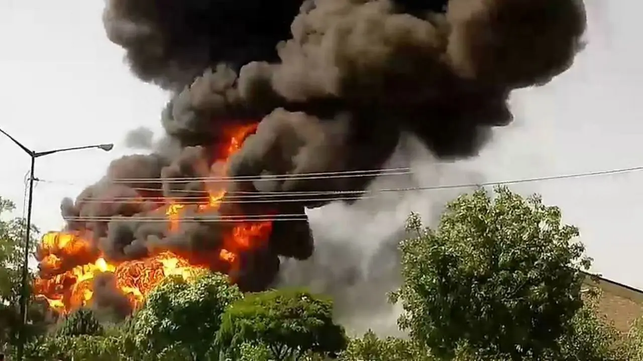 آتش‌سوزی پارکینگ خودروهای سنگین در کرمانشاه + ویدئو