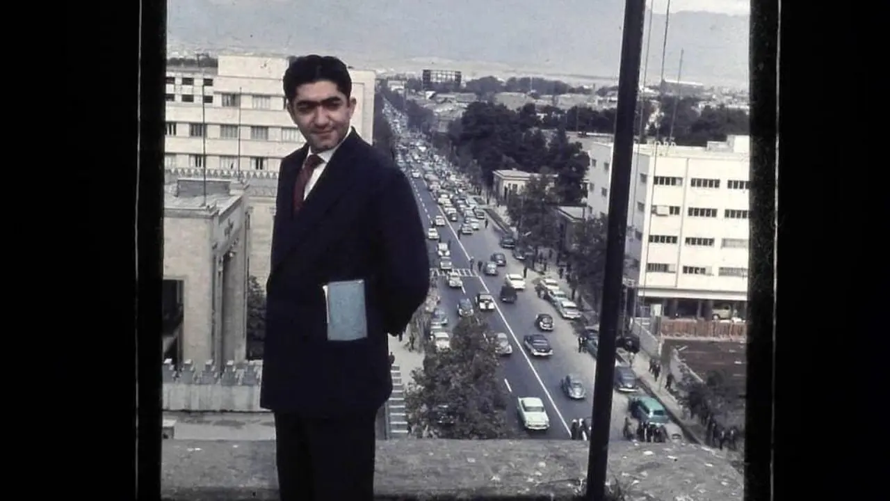 عکس دیده نشده از عزت‌الله انتظامی با چشم‌انداز خیابان فردوسی در دهه 30