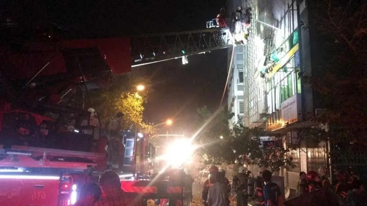 آتش‌سوزی شدید در اطراف میدان انقلاب + فیلم و تصاویر